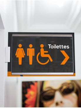 Plaque de toilettes en drapeau
