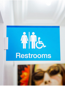 Plaque de toilettes en drapeau